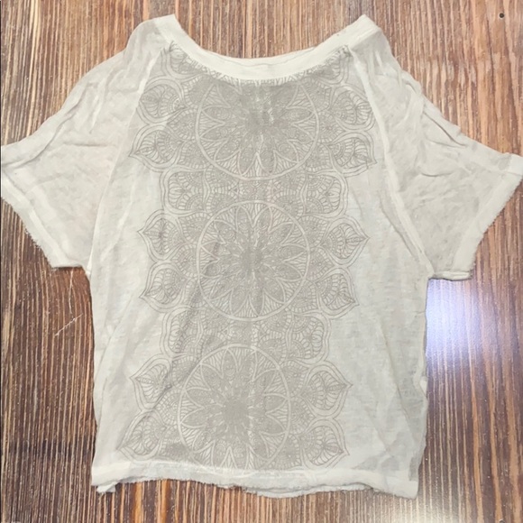 🌵3/$20• White Soft Tee Shirt With Design - Picture 1 of 3